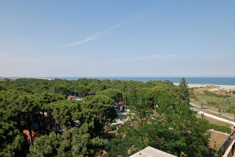 Lido di Spina, bellissimo attico trilocale al 6° piano con balcone vista panoramica, vicino al mare