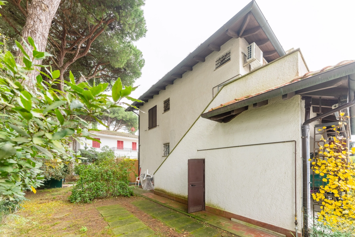 Lido di Spina villetta ristrutturata a nuovo, al 1° piano, con balcone, ampio giardino privato 